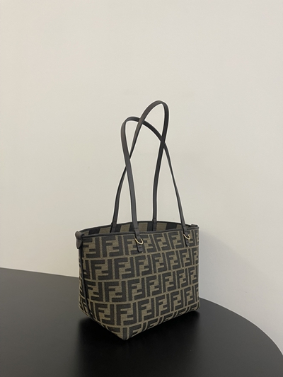 フェンディバッグ背面デザイン